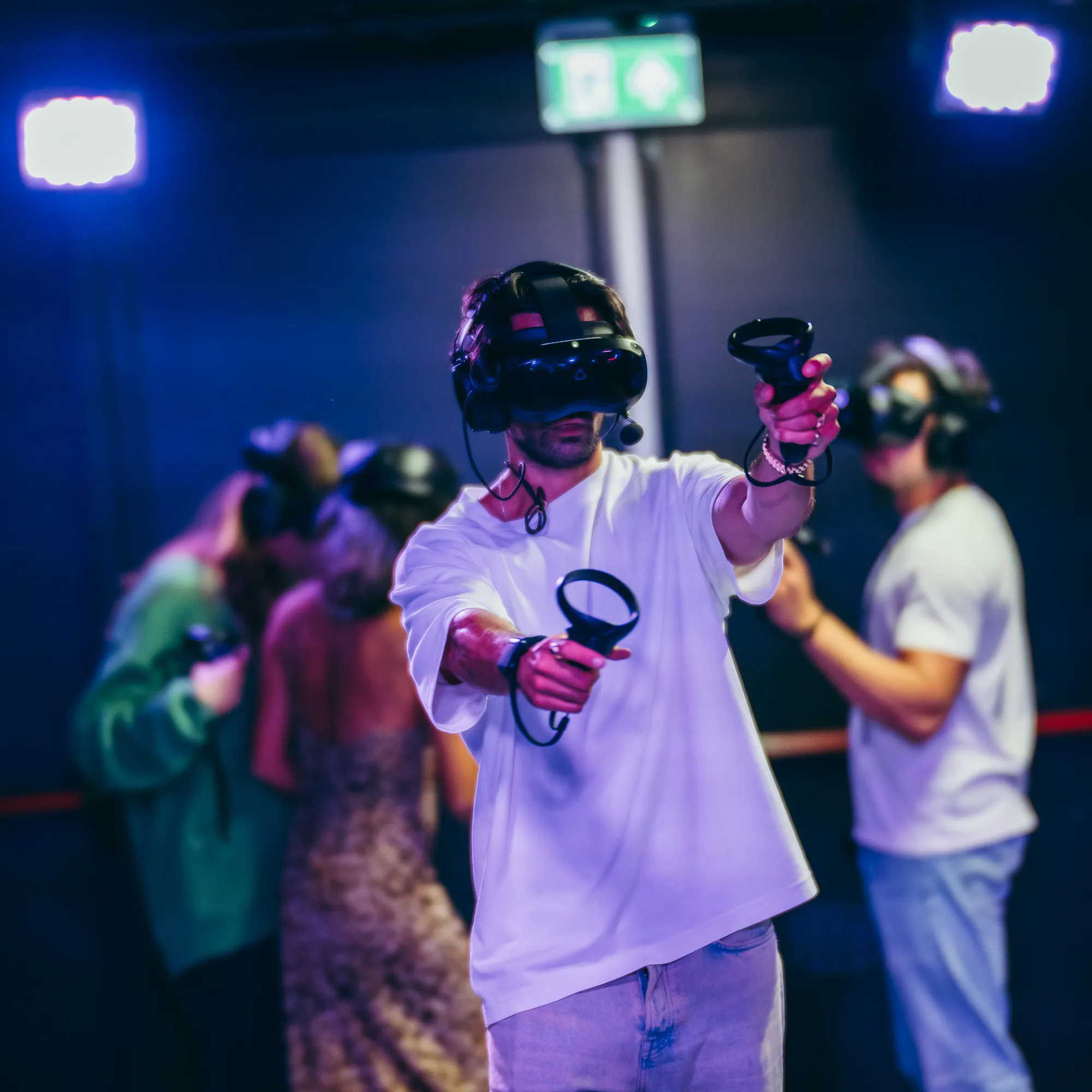 Spelers in actie met VR-headsets bij A'DAM VR Amsterdam